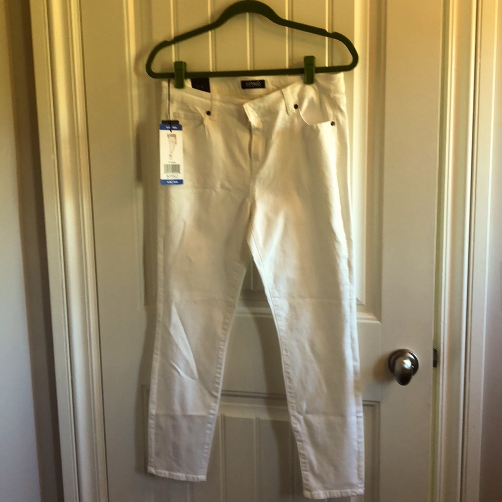 New white ankle length Buffalo David Britton jeans. Never worn, tags on